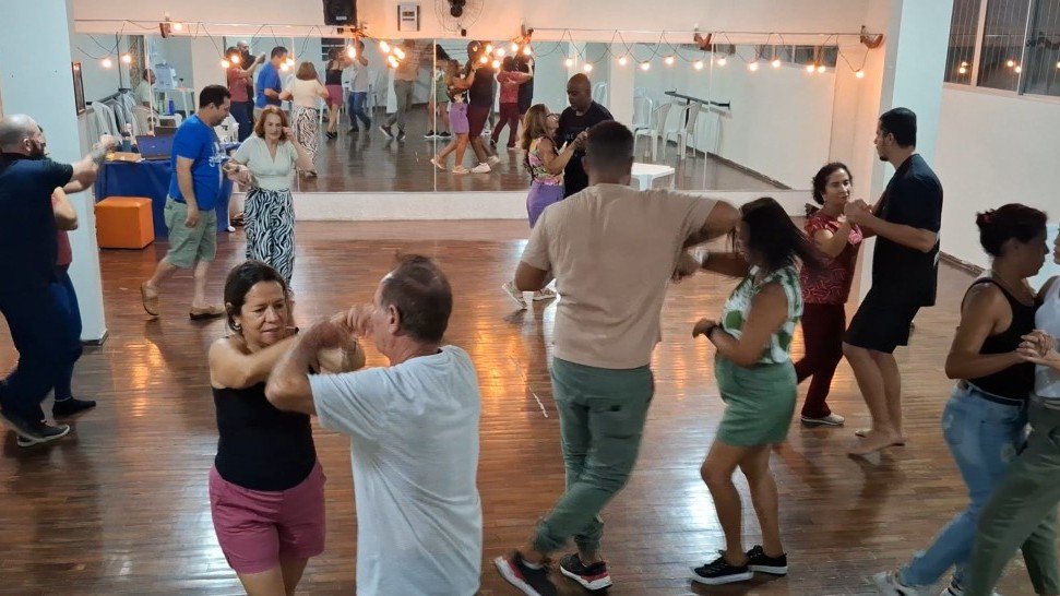 Alunos dançando samba de gafieira