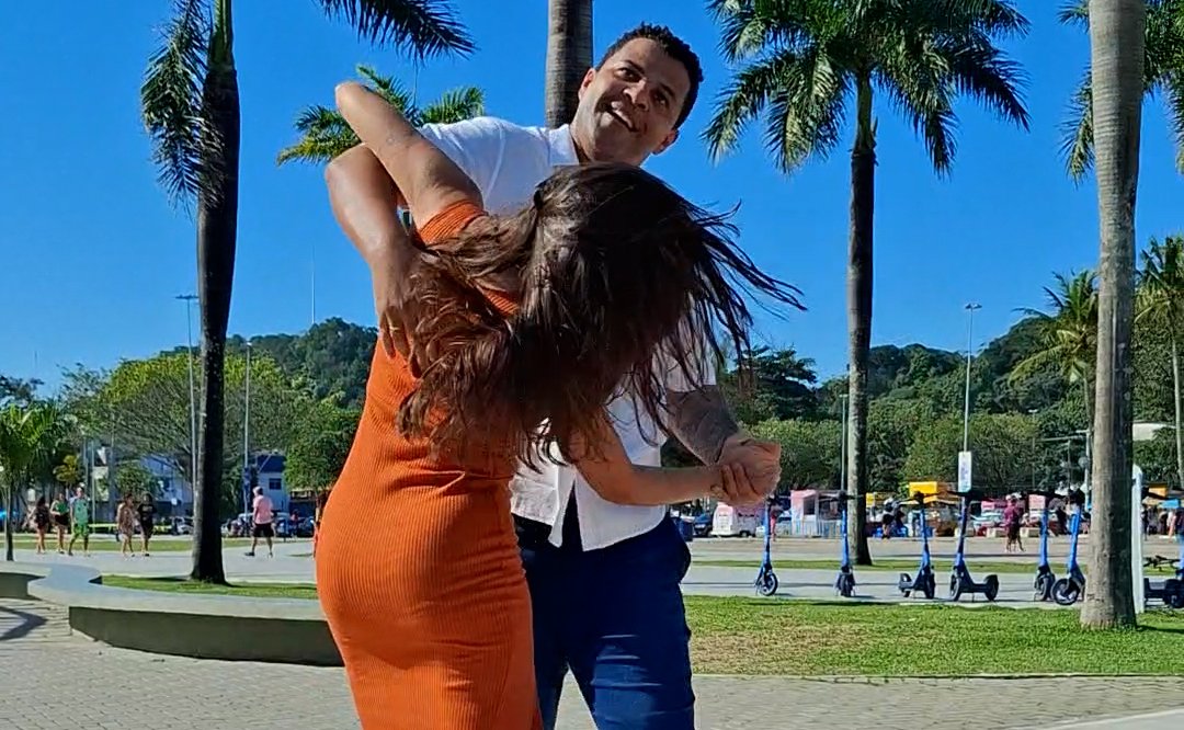 Casal dançando Samba de Gafieira